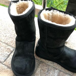 Zippered suede Ugg’s